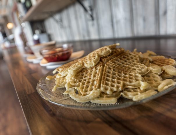 Nystekte vafler på fat