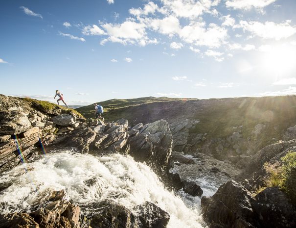 Ved fossefallet på fjellet
