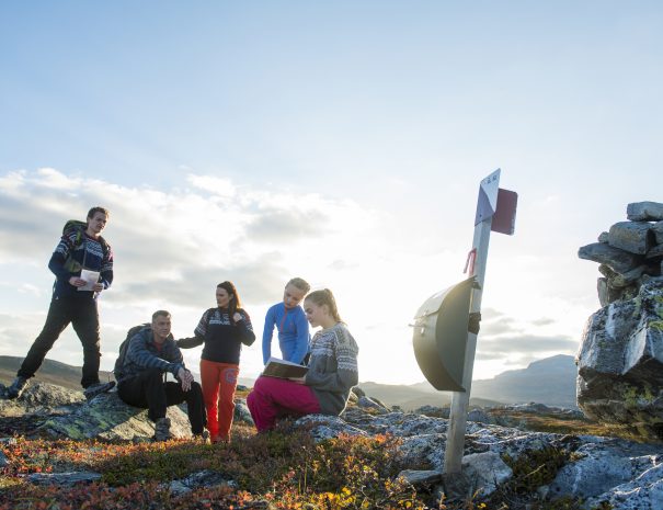 Fjelltur på høsten med postkasse og besøksbok