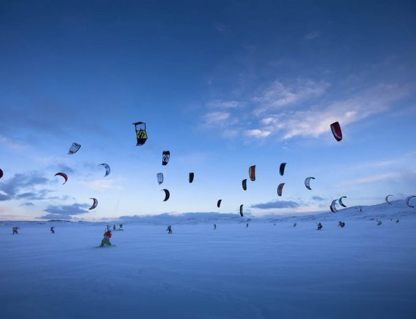 Drøssevis med fargefulle kiter på Bergsjøen en vindfull vinterdag